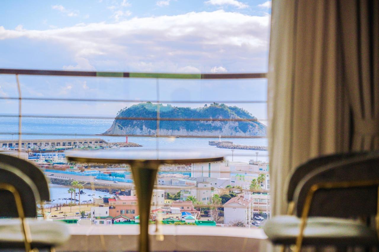 Hotel Bridge Сеогвипо Екстериор снимка