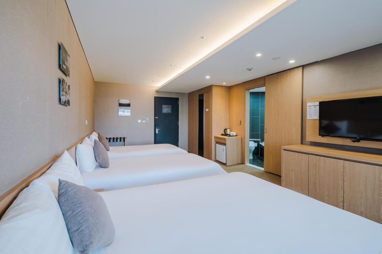 Hotel Bridge Сеогвипо Екстериор снимка