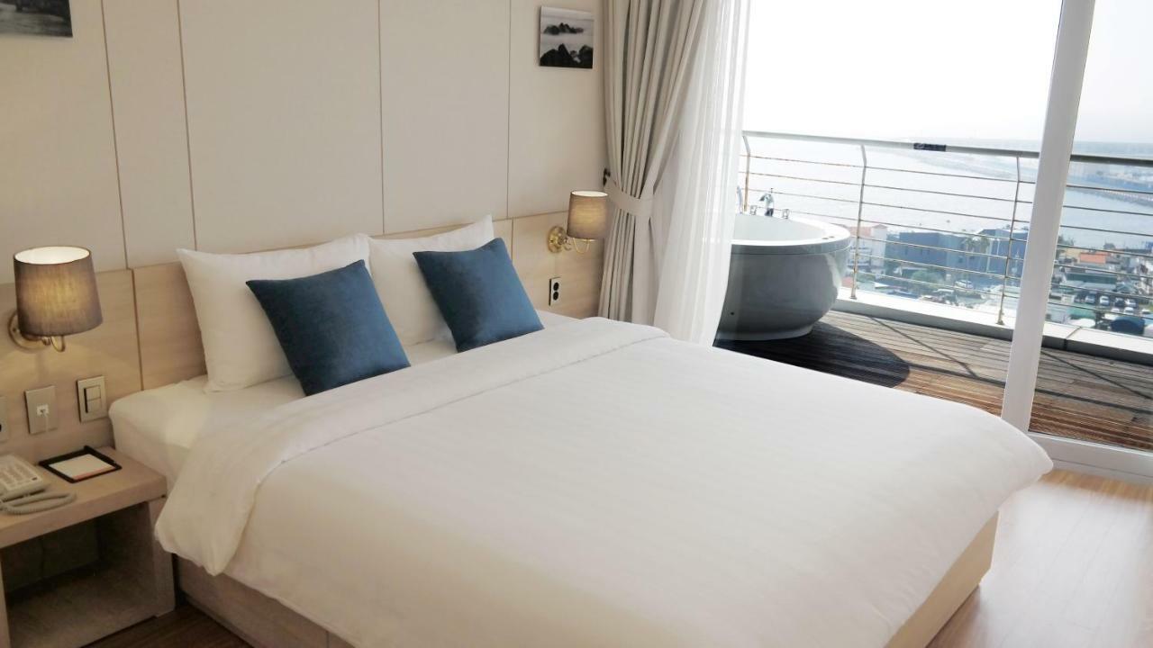 Hotel Bridge Сеогвипо Екстериор снимка