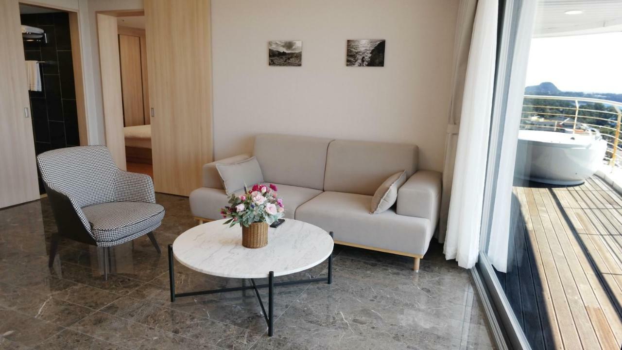 Hotel Bridge Сеогвипо Екстериор снимка