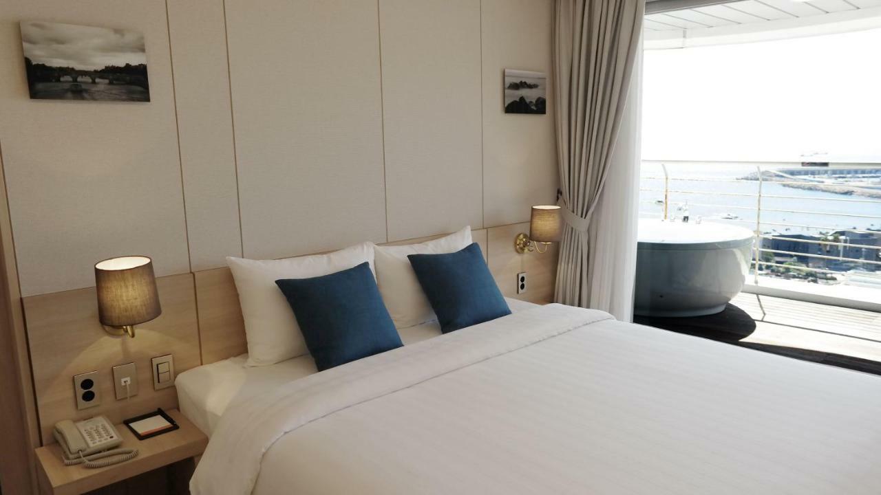 Hotel Bridge Сеогвипо Екстериор снимка